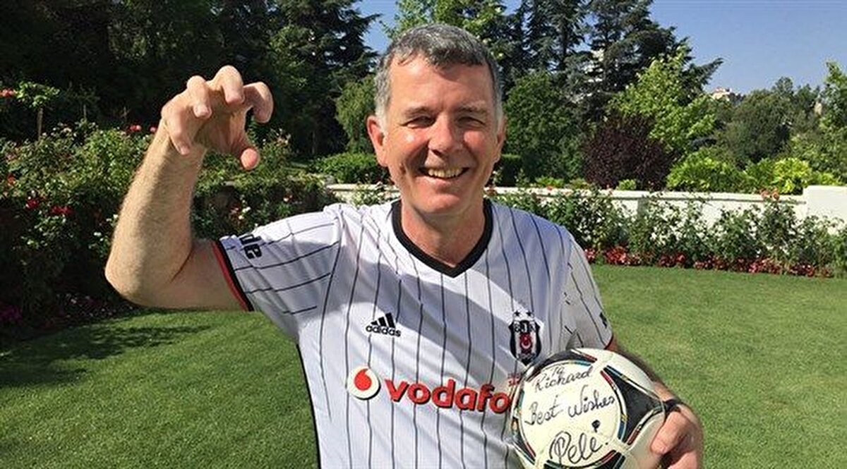 Türkiye’de 2014-2017 yılları arasında görev yaptığı dönemde Beşiktaş taraftarlığı ile bilinen İngiltere’nin eski Ankara Büyükelçisi Richard Moore, İngiliz dış istihbarat servisi MI6’nın yeni başkanı oldu. Gizli İstihbarat Servisinin (SIS) başkanlığına getirilen eski Türkiye Büyükelçisi Moore, Türkiye’de özellikle sosyal medyadaki paylaşımlarıyla büyük ilgi görmüş, Beşiktaş formasıyla verdiği poz ile çok konuşulmuştu.