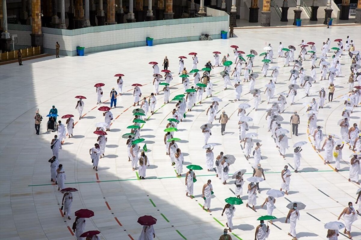 Suudi Arabistan'ın resmi ajansı SPA'da yer alan haberde, tedbirler kapsamında her hacı adayı için bir seccade hazırlandığı kaydedildi.