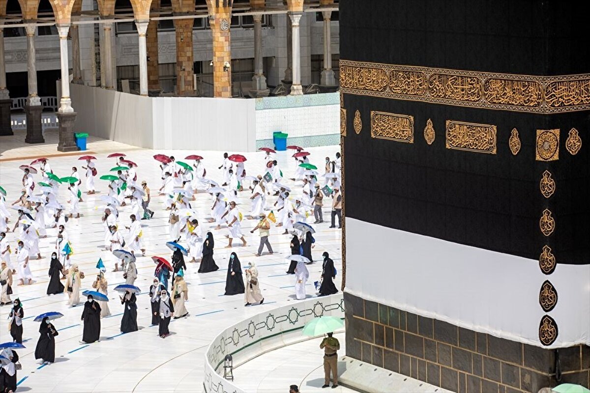 Suudi Arabistan makamları, COVID-19 önlemleri kapsamında hacı adaylarını hac ibadeti öncesinde Mekke'deki otellerinde 5 gün karantina altında tutmuştu. Tedbirler kapsamında karantina altından çıkan hacı adayları mikat alanına gitmişlerdi.