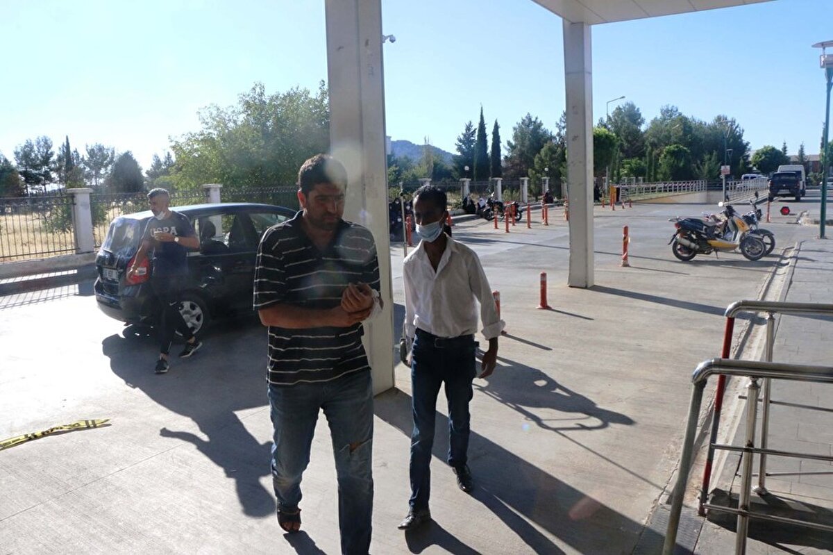 Kurbanı kesmeye ya da derisini yüzmeye çalışırken yaralanan acemi kasaplar, acil servislere koştu.