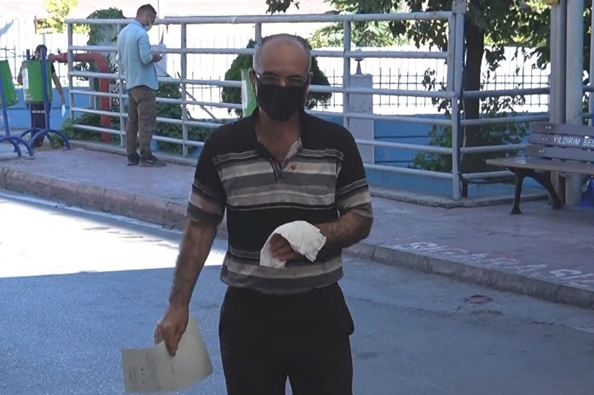 Kurban Bayramı'nın ilk günü bayram namazının ardından kurbanlar kesilmeye başlandı. Kurbanların kesilmesiyle birlikte acemi kasaplar geçmiş bayramlarda olduğu gibi bu bayramda da kendilerini yaralayarak hastanelik oldu.