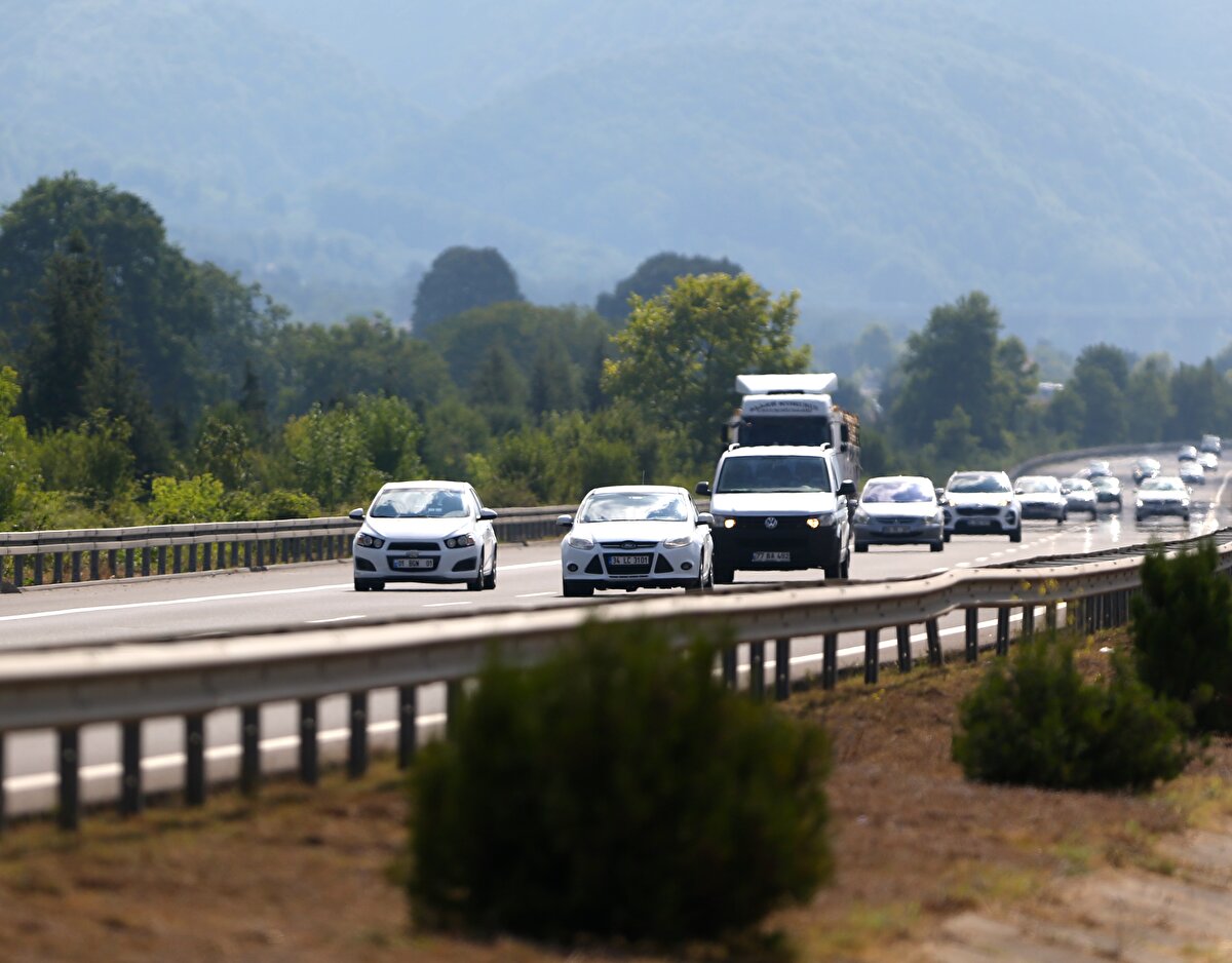 Ulaşımda aksama gözlenmeyen güzergahta görev yapan trafik ekipleri, sürücüleri takip mesafesini korumaları ve hız yapmamaları konusunda uyarıyor.