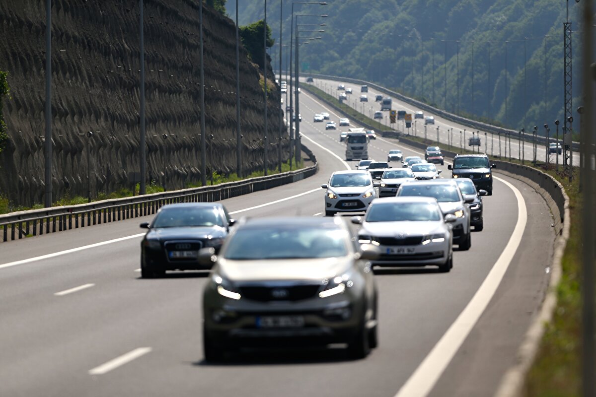 Otoyolun Bolu kesiminde ise Gerede-Karadeniz bağlantı yolu, Yeniçağa ve Köroğlu rampaları, Abant ve Elmalık mevkisi ile Bolu Dağı Tüneli'nde dönüşe geçen tatilciler nedeniyle trafiğin normalin üzerinde olduğu görüldü.