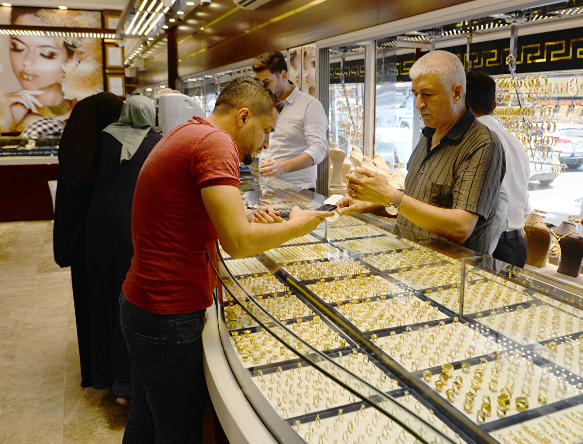 Yıldırım, Türkiye'deki altın fiyatının üzerine bir de kur artışı binince gram altının rekor kırdığını açıkladı.
Yıldırım'a göre altının yükselişi Türkiye'nin lehine: "Halkın elinde önemli miktarda bir altın stoku var. Emeklilik fonlarında, yatırım fonlarında, altın mevduatında da artışlar söz konusu. İşte bu stok değerleniyor."