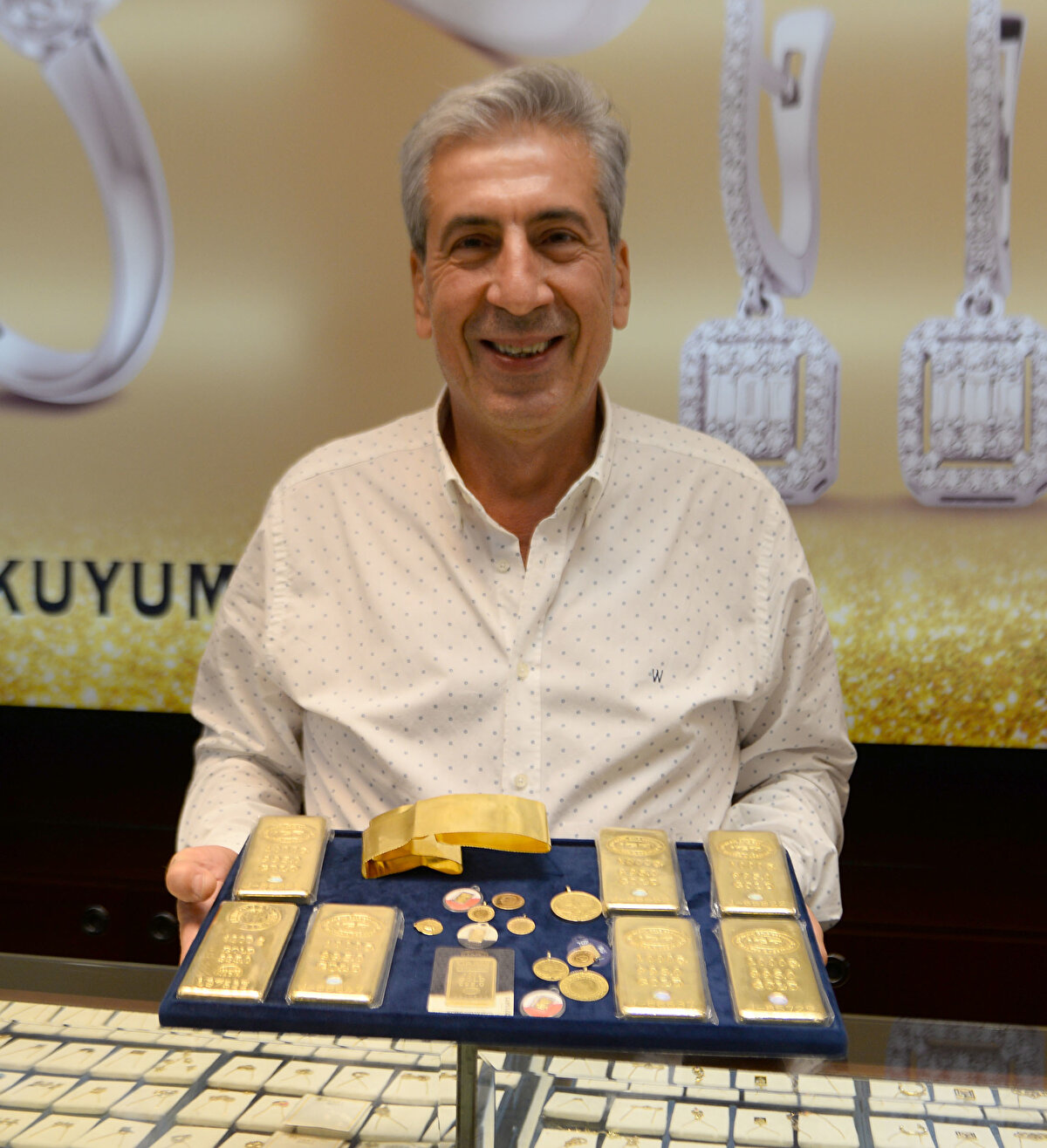 Enflasyon ve paranın bollaşmasının etkilerinden kaçmak isteyen yatırımcılar değerli madenlere yöneliyor.
Altın pandemi öncesi son zirvesini 6 Eylül 2011'de 1920 dolar ile görmüştü.