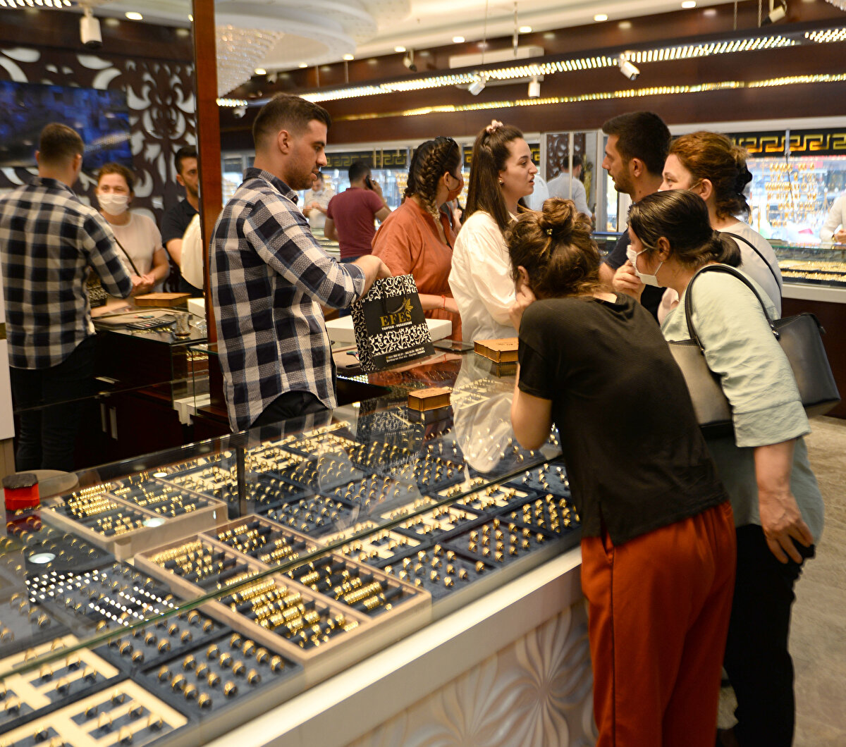 Ekonomist Abdurrahman Yıldırım, Habertürk'teki yazısında altının neden yükseldiğini, "Altının pandemi ile birlikte yükselmesini tetikleyen ana etken küresel likidite bolluğu ve faizlerin daha düşmesi, hatta tahvil piyasasının yaklaşık dörtte birinin negatif faizli hale gelmesidir. Yani altının yıldızını parlatan, altına altın dönemini yaşatan ana faktör paranın bollaşmasıdır" diyerek açıkladı.