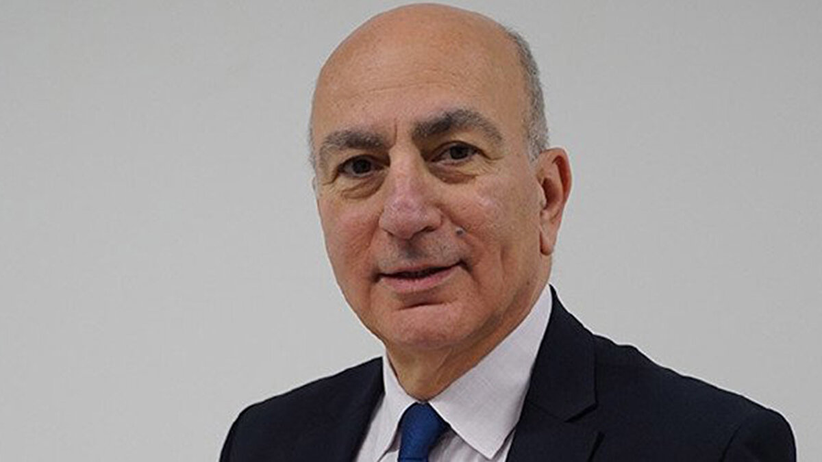 Kapalıçarşı'da ise fiyatlar anlık değişiyor.
Ekonomist Mahfi Eğilmez altının yükselişini iki nedene bağlıyor:
En önemli rezerv para olan dolar değer kaybediyor. Yerini alacak daha iyi bir rezerv para olmayınca altına dönüş başlıyor.
Covid-19 konusunun kötüye gideceği yönündeki açıklamalar insanları altına sığınmaya yönlendiriyor.