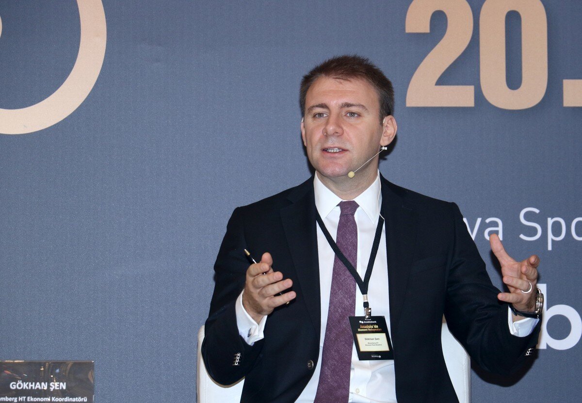 Ekonomiler epeyce zayıfladı ve hala ikinci dalga riski var (güvenli liman talebi yaratıyor altın için)
Faizlerin dip yapması (sabit getiri kalmayınca yine faiz ödemeyen ancak değeri düşmeyeceği düşünülen altın alınıyor)