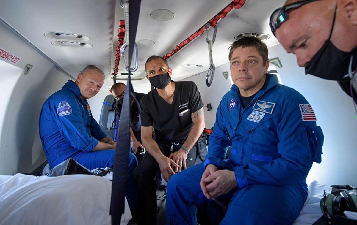 NASA'dan yapılan açıklamada, SpaceX tarafından üretilen "Crew Dragon" mekiğinin parçası olan kapsülün, atmosfere girdikten sonra paraşütle Florida eyaletinin Meksika Körfezi kıyısındaki Pensecola kenti açıklarında suya indiği belirtildi.