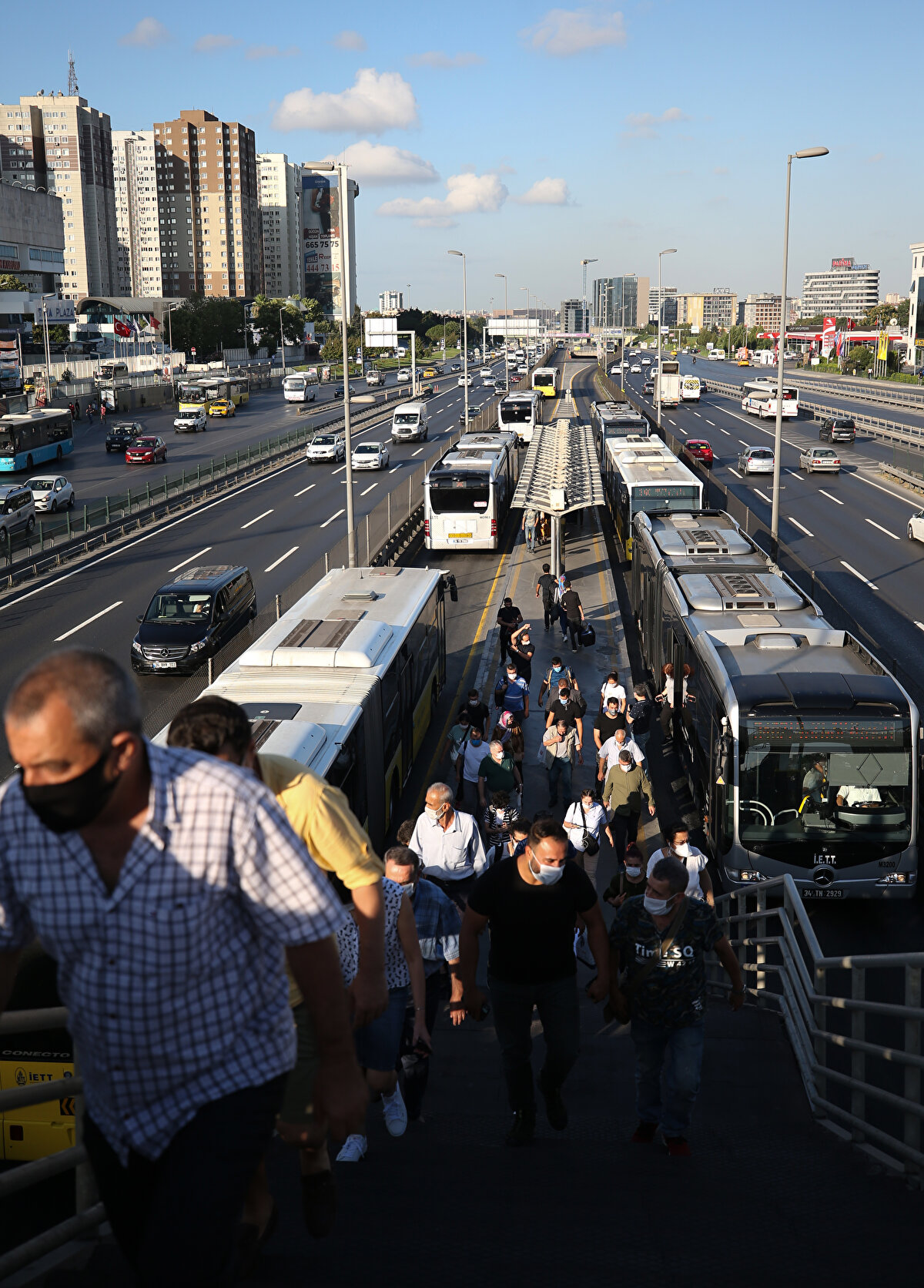 İstanbul Büyükşehir Belediyesi Trafik Yoğunluk Haritası'nda kentteki trafik yoğunluğu sabah saatlerinde yüzde 30, an itibarıyla yüzde 18 kaydedildi.
