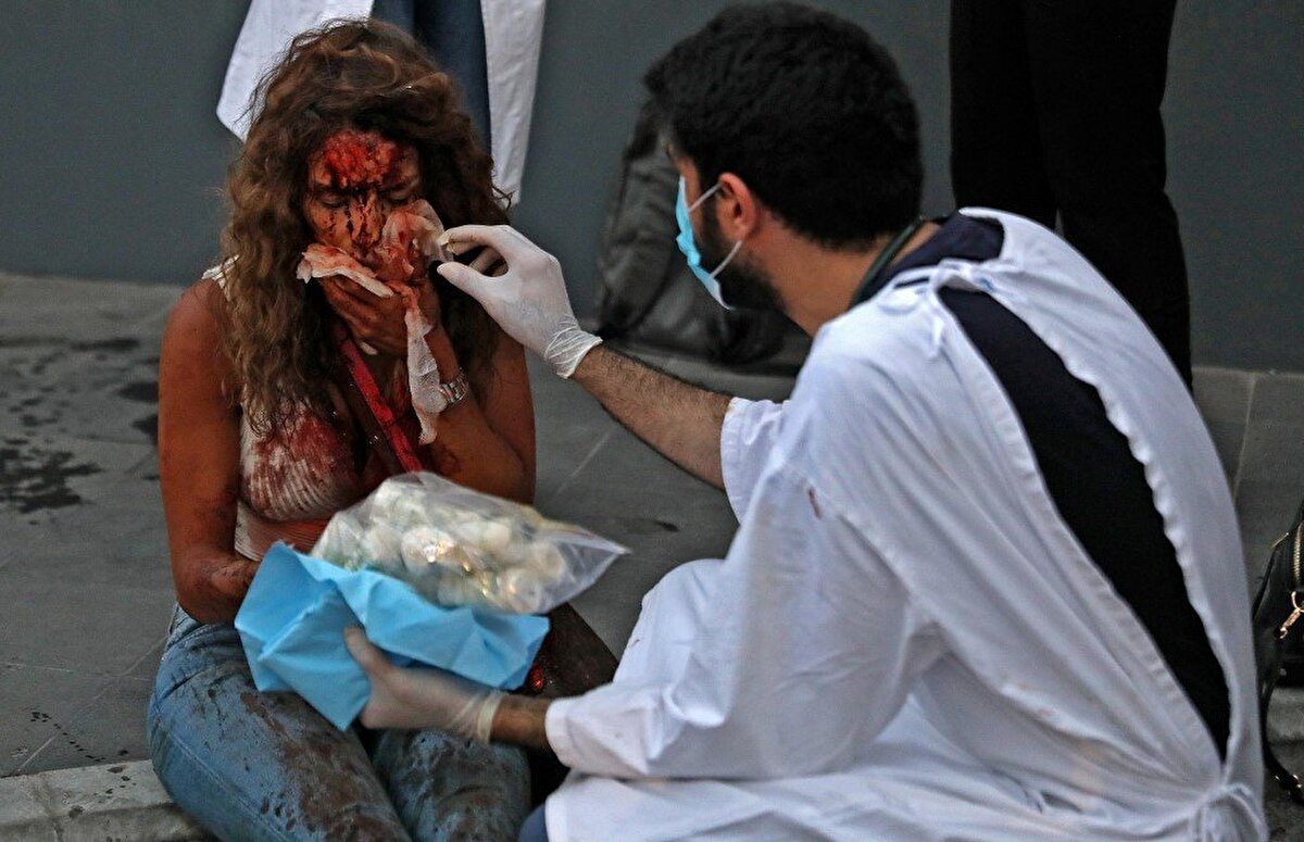 Patlamada binlerce kişi yaralanırken patlamanın şiddetiyle zarar gören çevredeki hastaneler yaralılarla dolup taştı. Sosyal medyada yer alan haberlerde, halihazırda koranavirüs salgınının yükünü taşıyamayan hastanelerin bazı yaralıları geri çevirmek durumunda kaldığı bildirildi. İki hafta boyunca olağanüstü hal ilan edilen ülkede, Lübnan Kızılhaçı ülke genelinde vatandaşlara acil kan bağışı çağrısı yaparken çok kritik bir durum olmadıkça hastanelere başvurmamaları çağrısında bulundu. Ayrıca, yaralıların hastane masraflarının karşılanması için hastanelere fon tahsis edilmesi, hayatını kaybedenlerin ailelerine tazminat ödenmesi kararlaştırıldı.