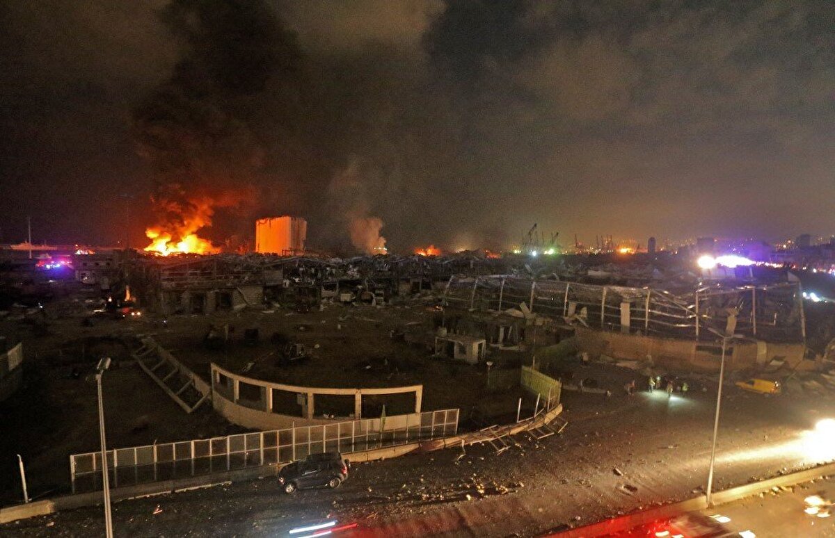 Beyrut’a gece çöktüğünde, görevli ekiplerin alevleri söndürme ve enkaz altında sıkışıp kalanları kurtarma çabalarının sürdüğü görüldü. Lübnan Başbakanı Hasan Diyab, patlamanın kurbanları için Çarşamba gününün ulusal yas ilan edildiğini açıkladı.