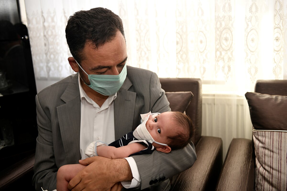 Her yeni doğan bebeğin Elbistan'ın geleceği olduğunu belirten Mehmet Gürbüz, belediye olarak doğan tüm çocuklara sosyal belediyecilik kapsamında altın hediye ettiklerini söyledi. 