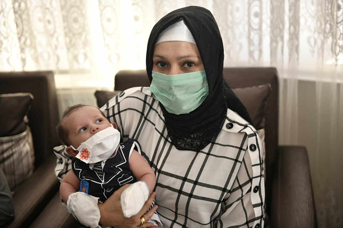 Aileyle bir süre sohbet eden Gürbüz, bebeğe altın takarak, Gözükara çiftine mutluluklar diledi. 