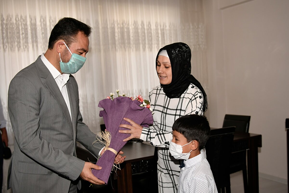 Temmuz ayında ilk doğan bebek Ahmet Melih'in evine ziyarette bulunarak hediyesini takdim ettiklerini dile getiren Gürbüz, Ailemizi tebrik ediyorum. Allah hayırlı uzun ömürler versin diyorum. Bundan sonraki yaşamlarında sağlık ve mutluluklar diliyorum. Biz ailelerimizin tüm mutlu günlerinde belediye olarak yanlarında olmak istiyoruz. Bu amaçla altın kampanyası başlattık dedi. 