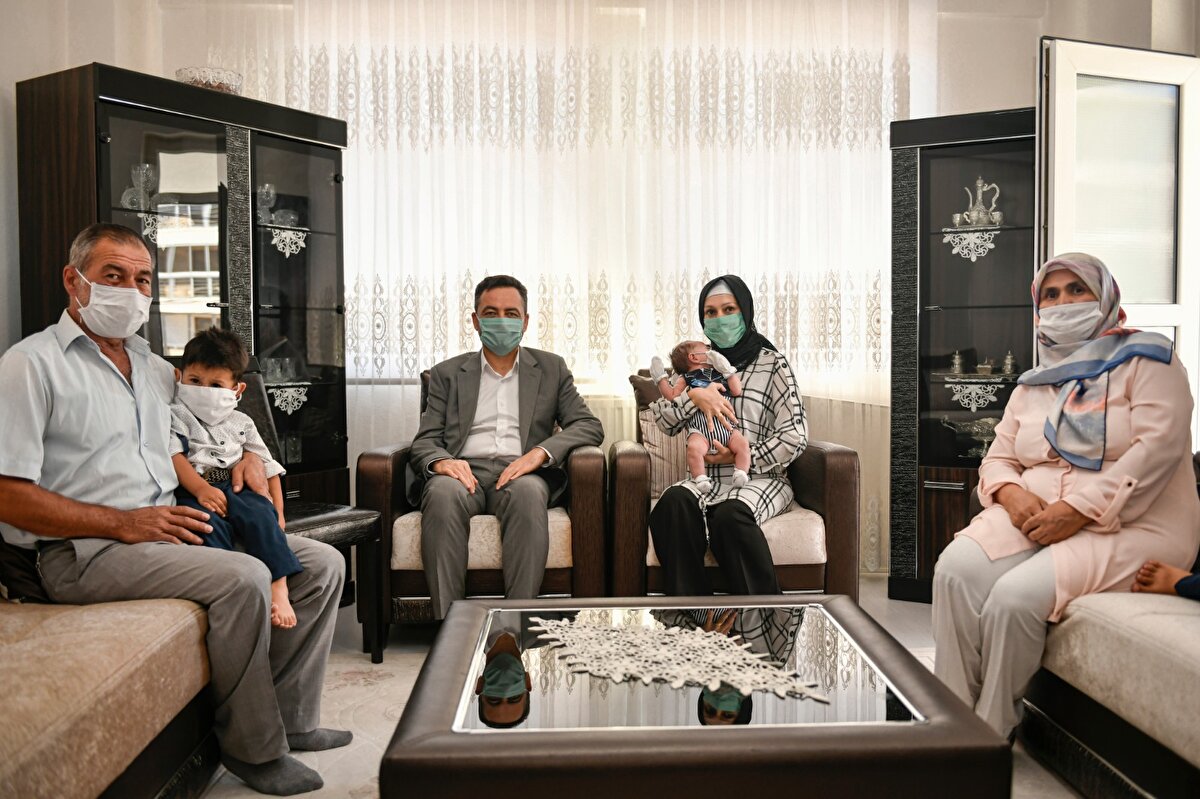 Üçüncü kez evlat sahibi olma mutluluğu yaşayan anne Seda Gözükara ise ziyaretten duyduğu mutluluğu belirterek, Altın fiyatlarının bu denli yüksek olduğu bir dönemde belediyemizin altın hediyesi bizi mutlu etti. Belediye Başkanımız Mehmet Gürbüz'e çok teşekkür ediyorum. diye konuştu. 