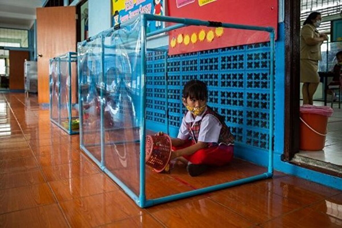 Okul müdürü Chuchart Thiengtham, yaptığı açıklamada 5 bin öğrencinin okul açılmadan 2 hafta önce karantinaya girdiğini belirterek okul içerisinde yapılan bazı aktivetlerde maskenin yanı sıra yüz siperliğinin de zorunlu olduğunu ifade etti. 
