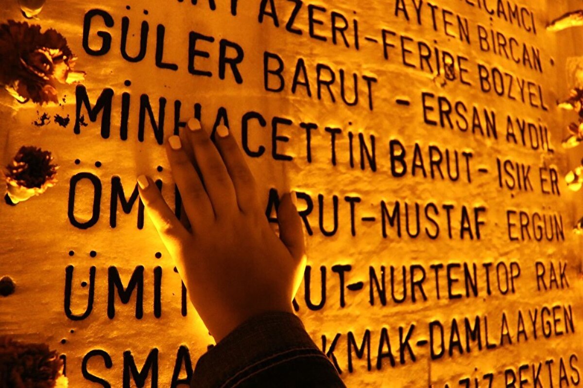 Anma töreni kapsamında "sessiz yürüyüş" yapıldı.