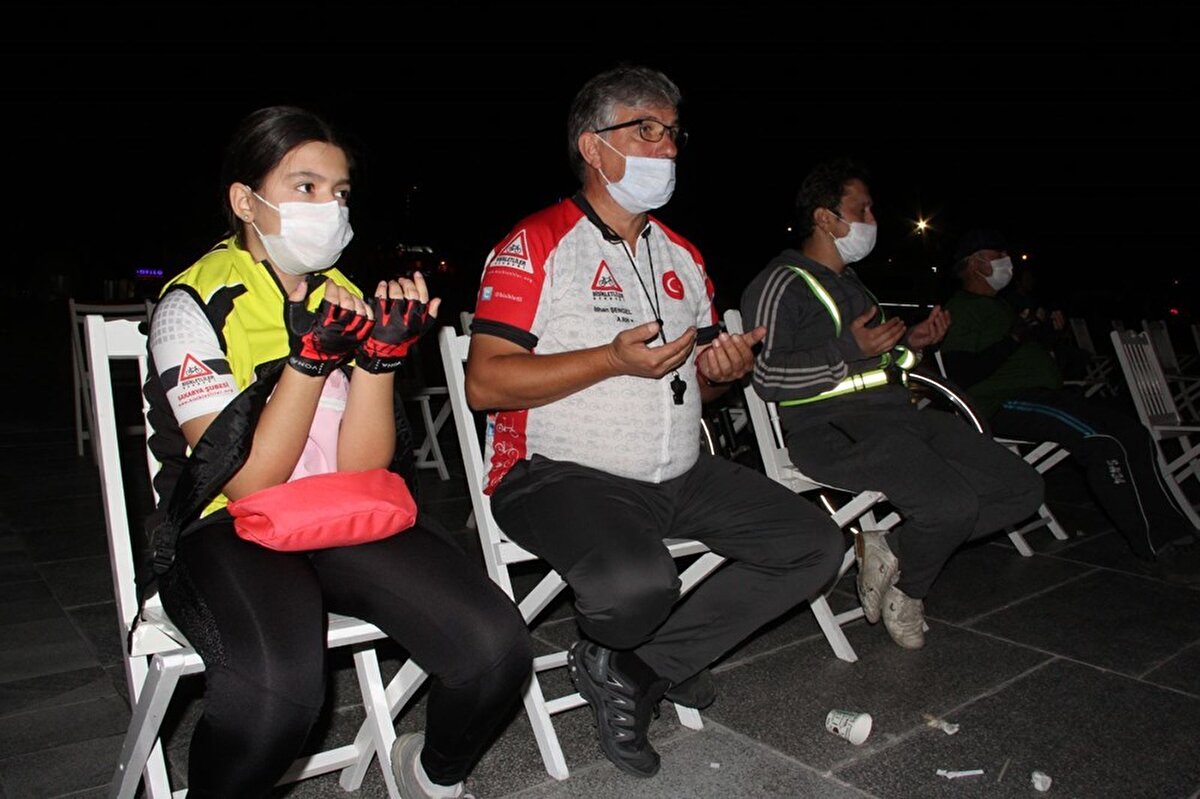 Büyük depremin 21'inci yılında kaybettikleri yakınlarını dualarla andılar.