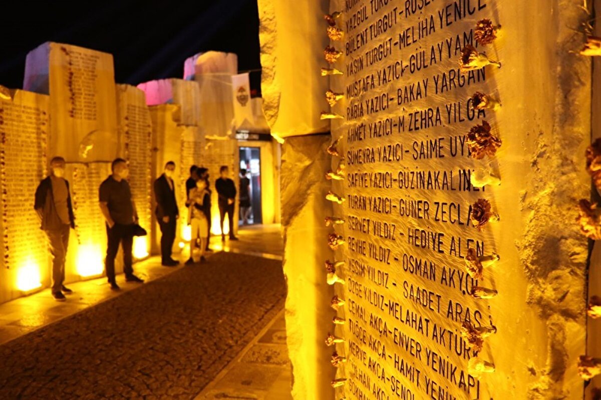 Sakarya Demokrasi Meydanı’nda düzenlenen anma töreninde de depremde hayatını kaybedenler için dua edildi.