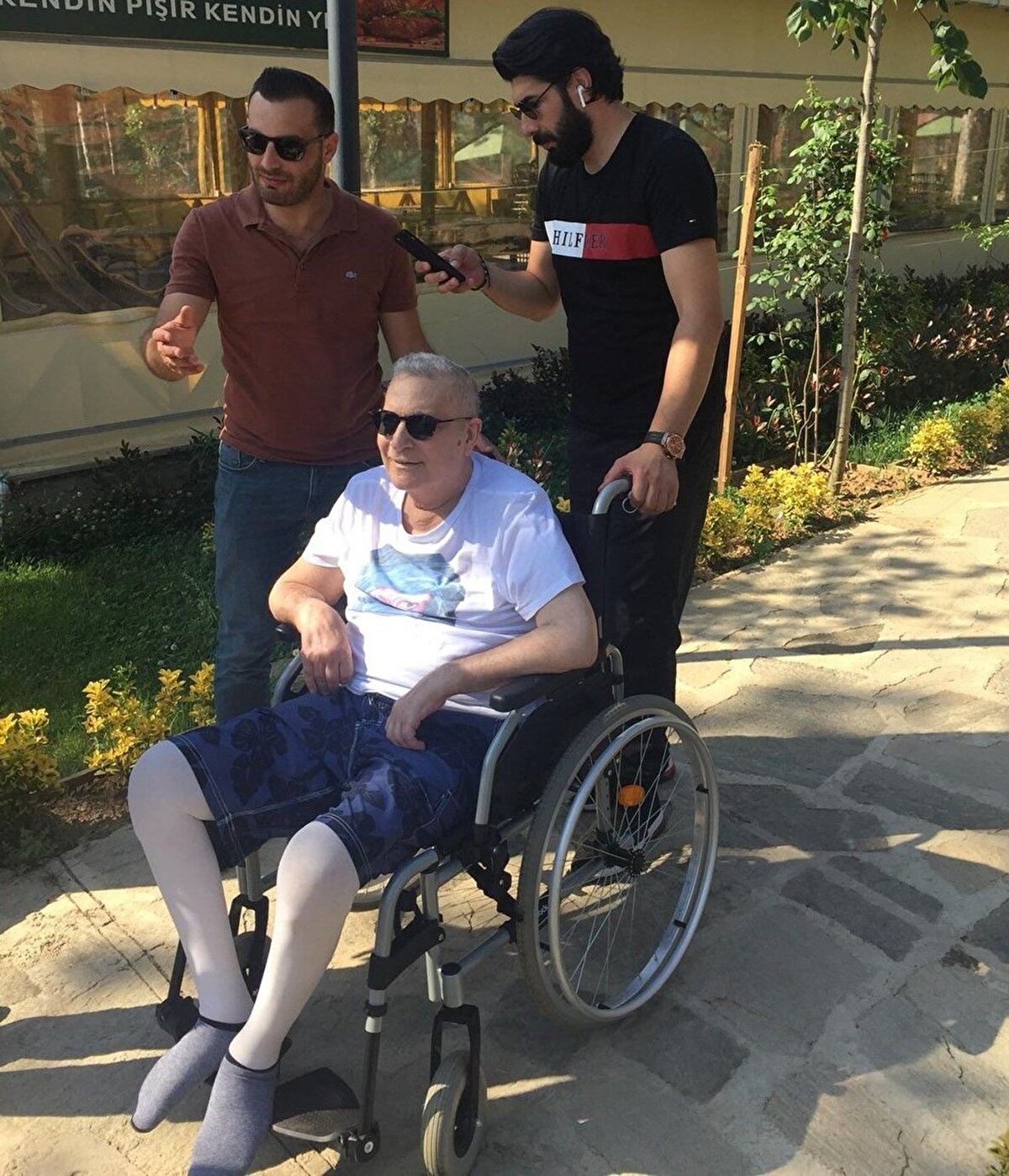 Mehmet Ali Erbil kimdir?

8 Şubat 1957 tarihinde İstanbul’da dünyaya gelen Mehmet Ali Erbil, Ankara Devlet Konservatuvar’ının Tiyatro Kısmı’ndan mezun oldu. Ünlü oyuncu Saadettin Erbil’in oğludur. 