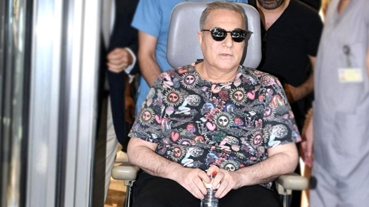 Uzun yıllar ekranlarda Çarkıfelek programını sundu. “Parmaktan sonra” sözü ile hafızalara kazındı. Nadiren görülen Kaçış Sendromu hastalığına yakalanan ünlü komedyen 3 kız çocuğu babasıdır. 