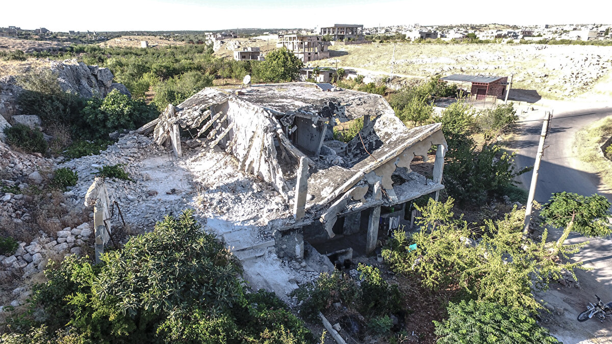 Kamplarda geçim imkanı da bulamayan siviller, Esed rejimi ve askeri muhaliflerin arasındaki cephe hatlarındaki köylerine dönerek, bahçelerinde kendi yetiştirdiği sebze ve meyvelerle geçimlerini sağlamaya çalışıyor.