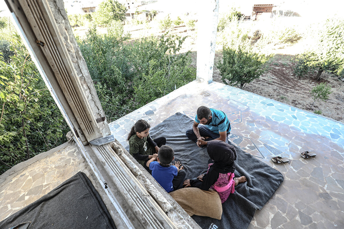 Cephe hattındaki Bara köyünde saldırılar neticesinde enkaz haline gelen evine eşi ve 3 çocuğuyla dönen Bilal el-Zennub, AA muhabirine yaptığı açıklamada, kamplarda zor şartlarda yaşayamadığı için canı pahasına da olsa cephe hattındaki evine geri dönmek zorunda kaldığını söyledi.