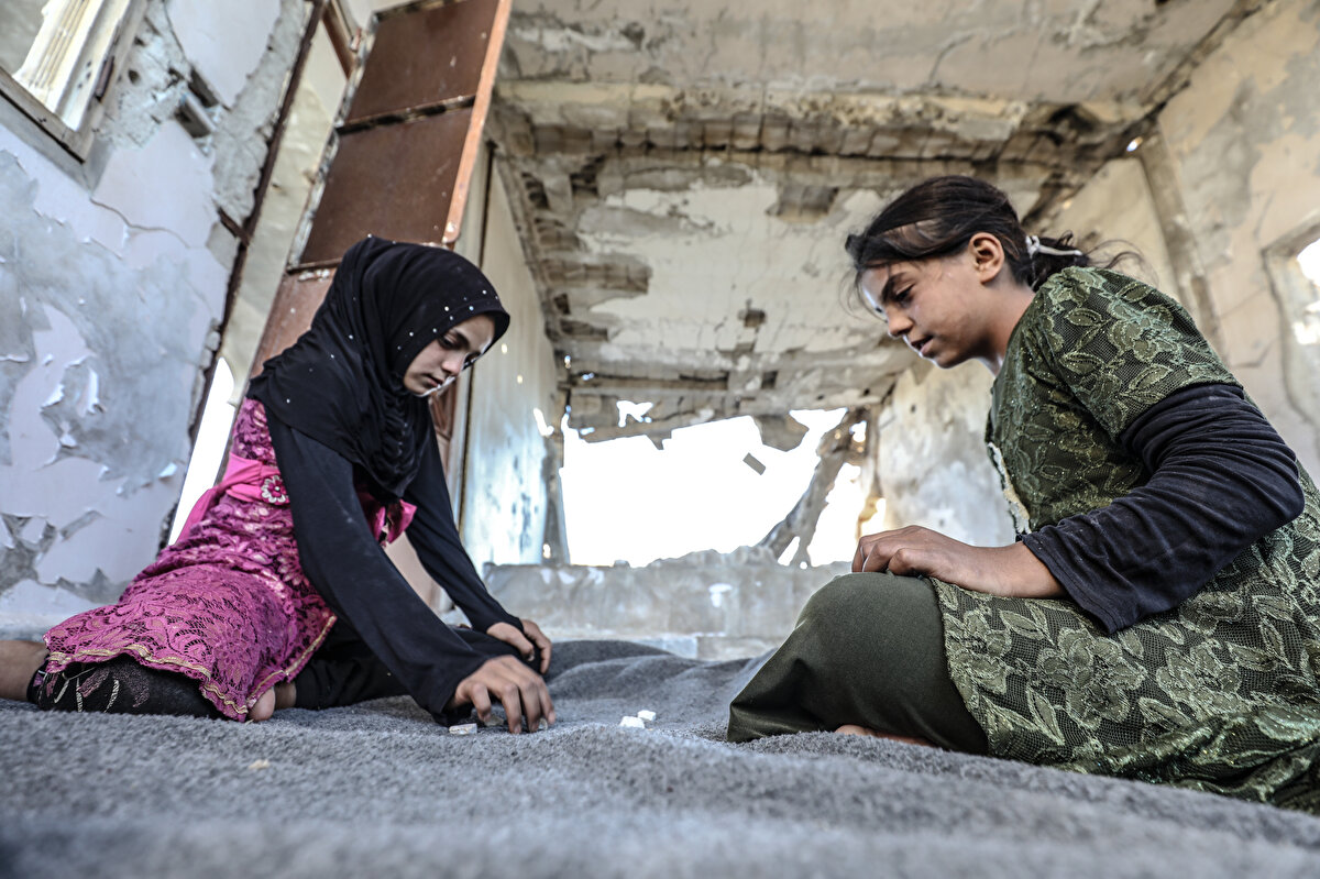 Kampta yaşamak için herhangi bir gelirinin olmadığını vurgulayan Zennub, "İş olmadığı için çalışmıyorum. Enkaz halindeki evimize döndüğümüzde çocuklar biraz korktu ve ağladı ama şimdi alıştılar. Neticede insanın evinden güzel bir şey yok." ifadesini kullandı.
