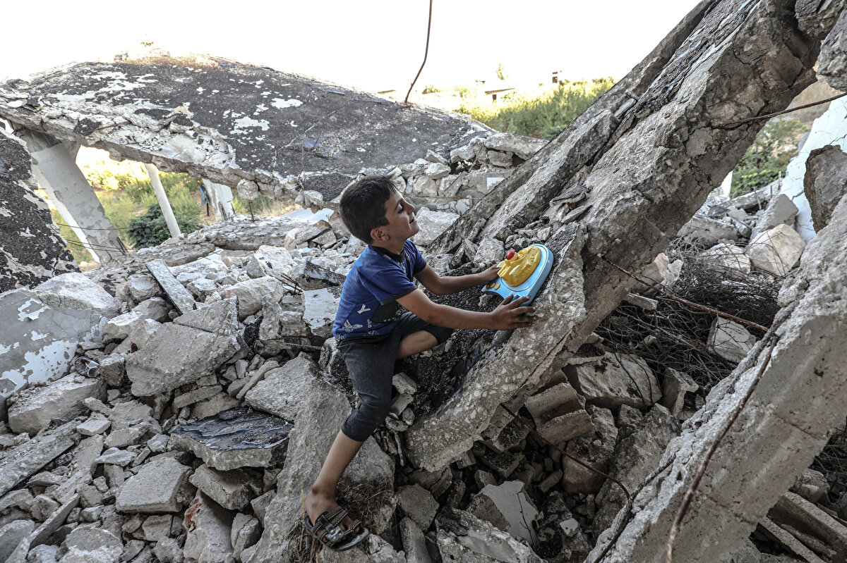 Zennub ailesinin 7 yaşındaki çocuğu Muhammed de köylerinin bütün kamplardan daha güzel olduğunu belirterek, "Burada koşuyoruz, oynuyoruz." dedi