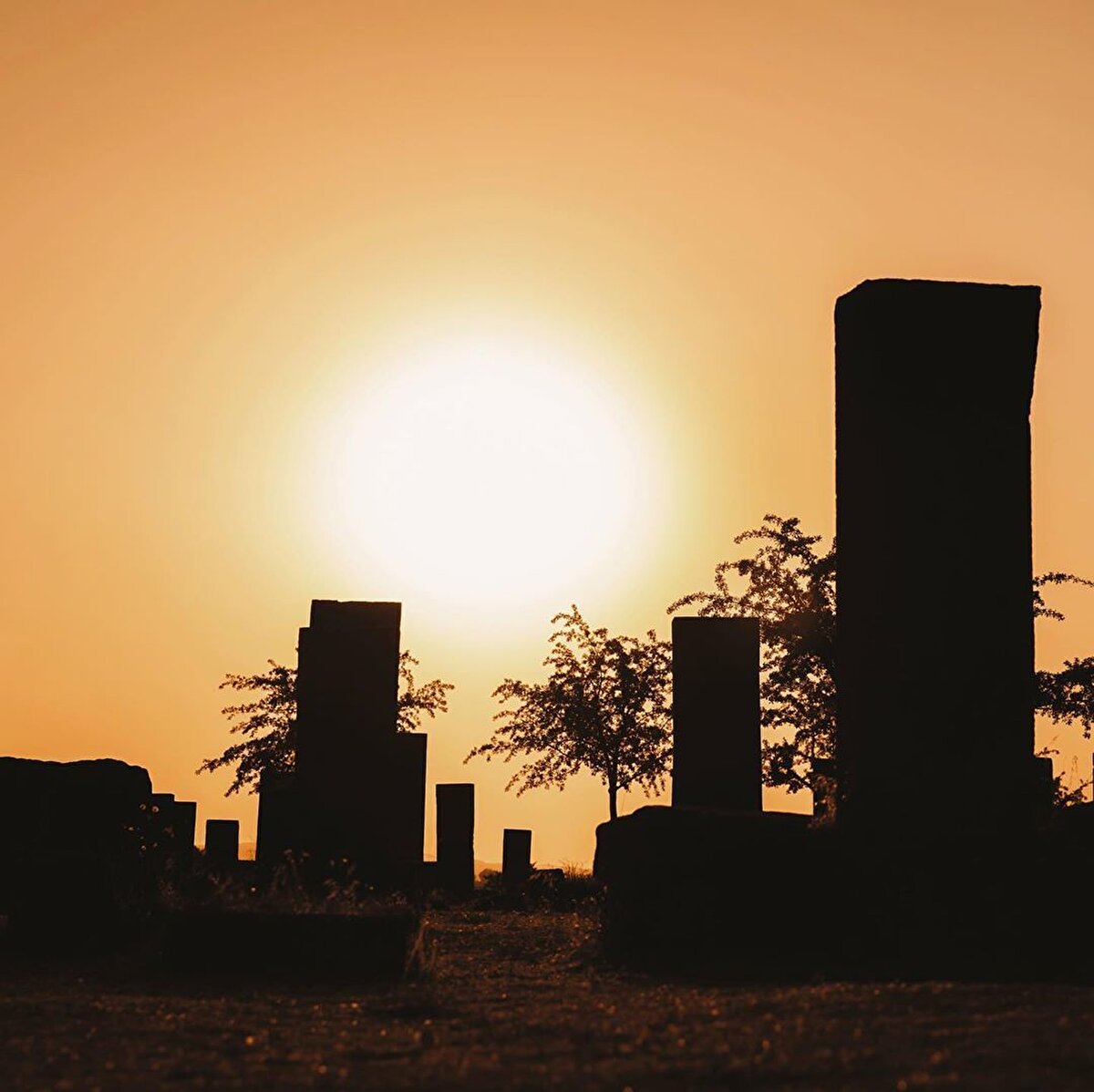 📌Ahlat şehir merkezine yakın mesafedeki, Anadolu’nun Orhun Abideleri olarak anılan, dünyanın en büyük İslam mezarlığı, yani Selçuklu Kabristanı ziyaret edilecek ilk durak. Mezarlığa girerken zarif mimari üslubuyla dönemi için bir şaheser olarak kabul edilen, Ahlat’ın simgesi durumundaki Emir Bayındır Kümbeti’ni görmek mümkün. Günümüzde varlığını tüm ihtişamıyla sürdüren 7’si kitabeli, diğer 7’si kitabesiz toplam 14 kümbet mevcut Ahlat’ta. 14 kümbet dışında, ayrıca, kümbet mimarisi kullanılarak Abdurrahman Gazi adına inşa edilmiş bir anıt mezara da ev sahipliği yapıyor Ahlat. Şehirde muhtelif yerlerde bulunan kümbetlerin hepsini gezmek -zaman açısından- gayet mümkün.