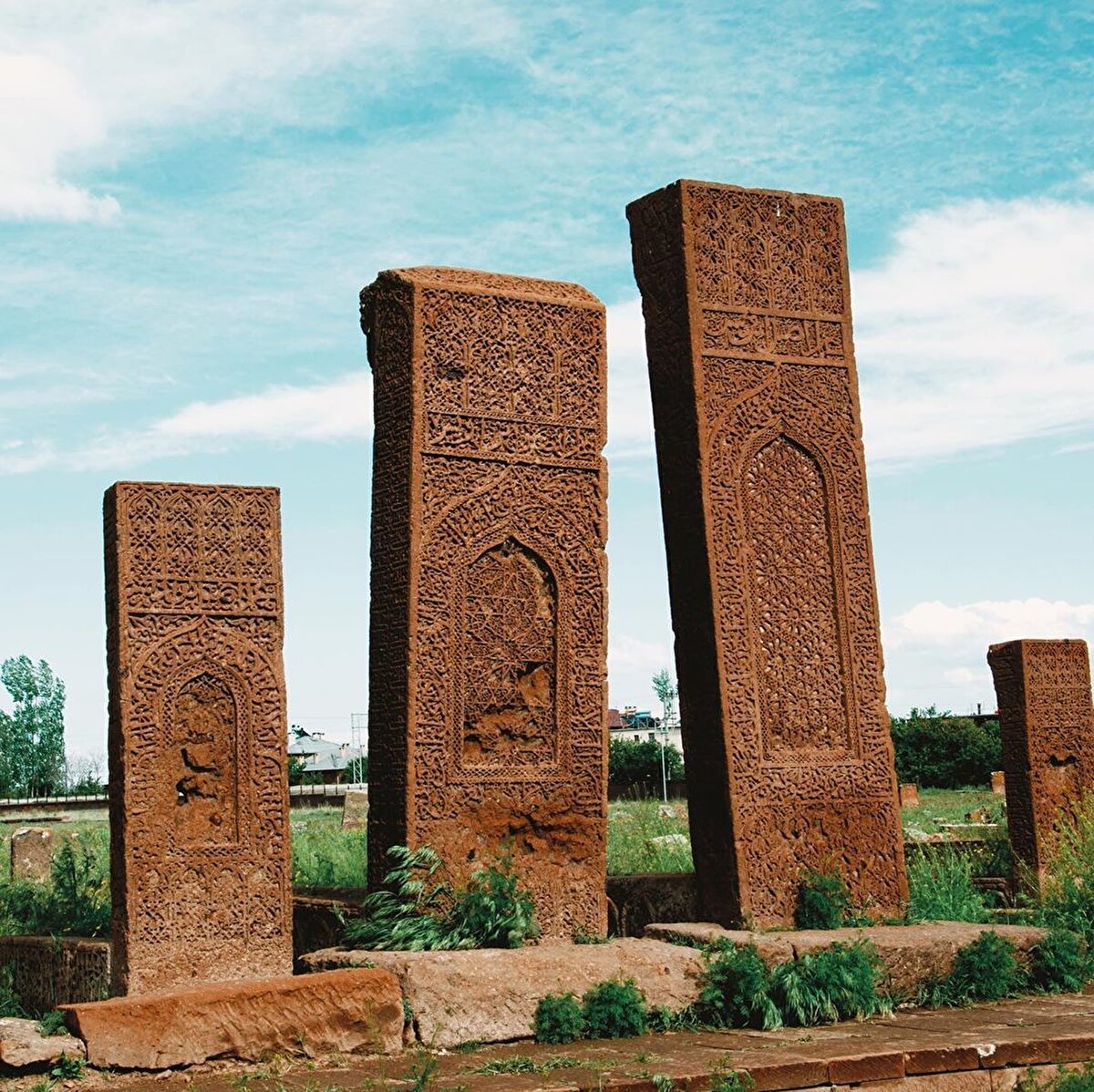 🌳 Bir dönemin bilim ve sanat merkezi. Selçuklu'nun ‘Merkez Üssü’, Osmanlı’nın ‘Ata Şehri’, Müslümanların ‘Kubbet-ul İslam’ı’ ve bir Rönesans karargâhı. Kayı boyunun Anadolu’daki ilk durağı. Güzel, yorgun ve kadim bir Oğuz taifesi şehri. Ahlat, eşi benzeri olmayan şaheser kümbetleri, uçsuz bucaksız mezarlıkları ve tüm terk edilmişliğiyle kendisine bile meydan okuyan, tarihi kalbinde taşıyan bir şehir. Ah’lar ağacı.⠀