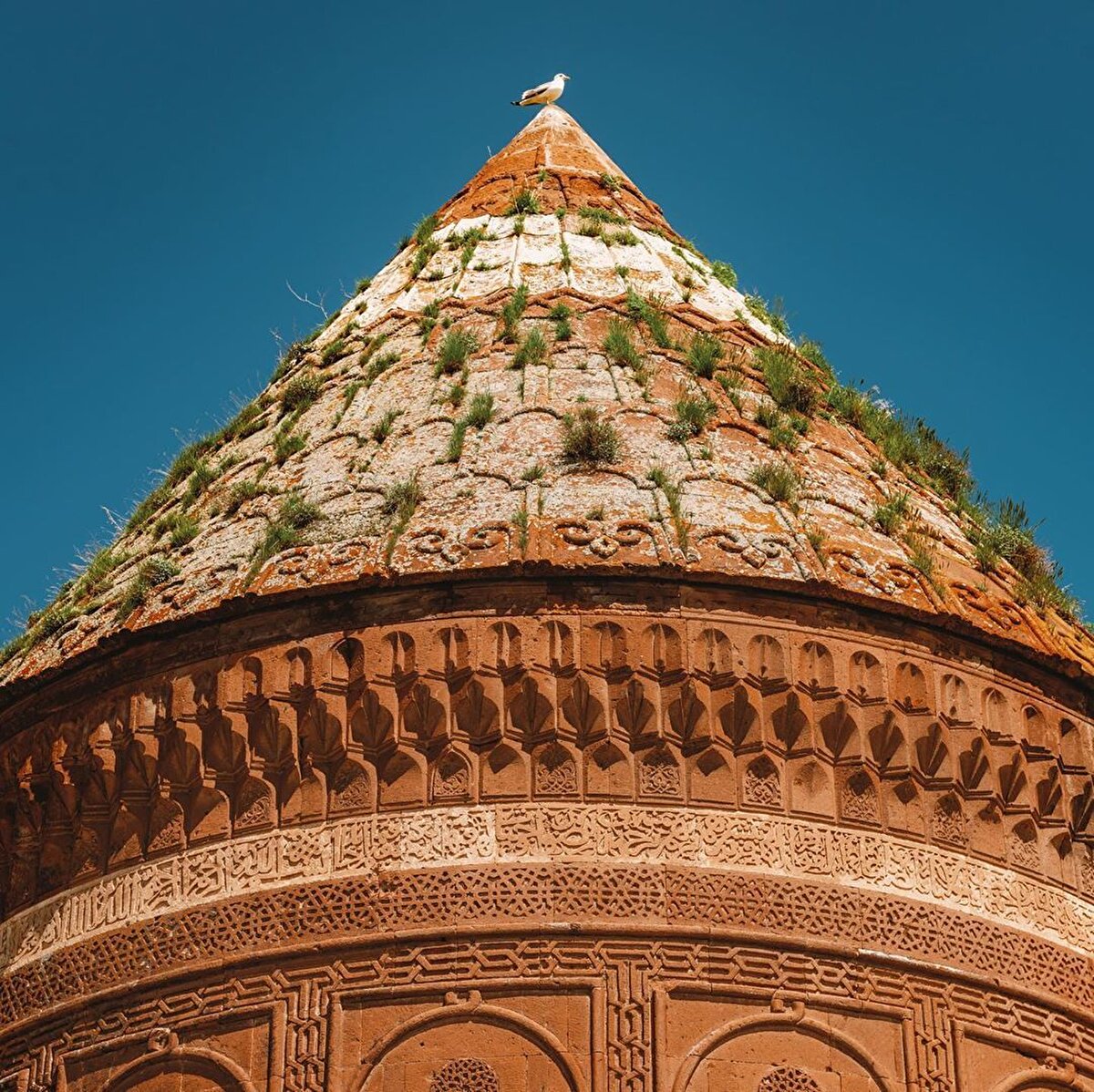 📚 Adı Ahlat; yani diğer adıyla devletin hamurunun karıldığı kazan. Tarih kitaplarının anlattığı kadar parlak bir kılıç. Süphan ve Nemrut dağları arasında Van Gölü’ne nazır bir iklimde kurulmuş yüzlerce yıllık yorgun bir şehir.