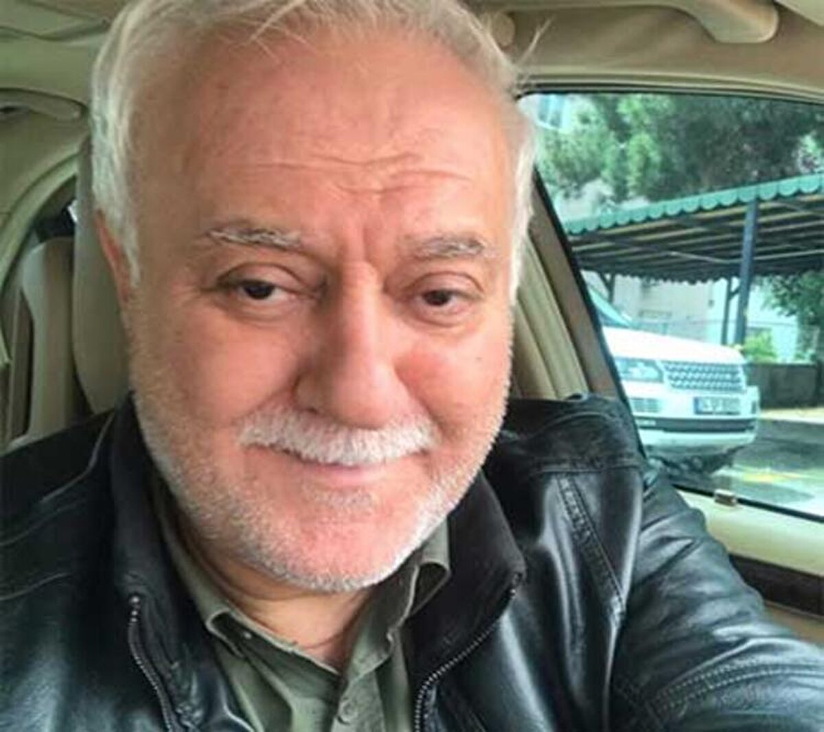 Yüzbinlerce dua dua dua... Hasta ne yapar? İlaç kullanır ve dua ister. Ben de dua istedim. Sosyal medyadan. Bir gün içinde yüzbinlerce dua zinciri kuruldu. İnsanlar evlerde toplandılar. Hatimler, salatlar, esma zikirleri, Yasinler, Tebarekeler. Öyle bir hal oluştu ki, Allah'a yemin olsun ki bunun yüz binde birini ummazdım. Çocuklar arıyor. Videolar gönderiyorlar.