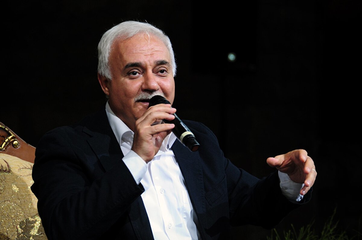 Ve bu son cümle: Hepimiz öleceğiz. Hastaya ve ölüme sevinenler de ama ne yazık ki çoğu berbat bir hüsran yaşayacak. Hele de Allah'a, peygamberine, ezanına, dinine düşman olanlar gökte ve yerdeki her zerre sayısınca yemin ediyorum ki feci yanılacaksınız. Feci perişan olacaksınız. Dönüş de yapamayacaksınız. Sesiniz duyulmayacak. Perişan olacaksınız. Ahirette. Hiç ummadığınız yerde, orada yüzünüze bakılmayacak. Paçavra gibi savrulacaksınız. Paçavra. Paçavranın bile kıymeti var. Paçavra bile sizden kıymetli olacak. Çok yanılacaksınız. Yazın bunu bir kenara. Yaşayarak göreceksiniz. Siz kaybettiniz. Kaybettiğinizi anlamadan böyle yaşayacaksınız. Akıbetinizi görünce bugünleri çok arayacaksınız.