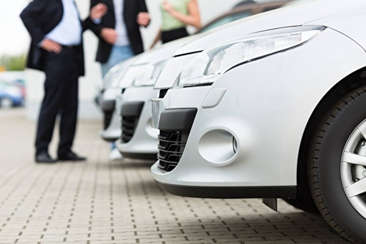 Fotoğraflar her şeyi anlatıyor: İlan sitesine yeni yıkanmış, kusurları gizlenmiş olan arabadır. Dikkat edilmesi gerekir. 