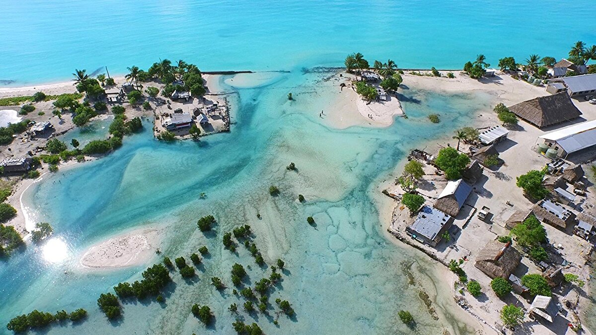 Dolayısıyla Kiribati yeni güne ilk giren ülkedir. Hatta 1999 yılında ülkenin en doğusundaki Caroline Adası, Kiribati'nin üçüncü milenyuma giren ilk ülke olması şerefine ‘Milenyum Adası’ olarak adlandırılmış. Şu sıralar ülke hiç vaka rastlanmamasıyla gündemde…