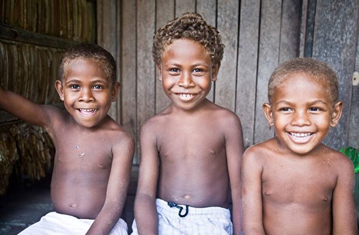 Solomon Adaları: Papua Yeni Gine’nin hemen yanı başında bulunan Solomon Adaları’nın 500 bin kişilik nüfusu irili ufaklı birçok adaya dağılmış durumda. Solomon Adaları’nın coğrafi avantajlarından bir tanesi, bu listedeki Kiribati, Tuvalu ve Vanuatu’ya yakın mesafede olması. Burası, beyaz kumu, palmiye ormanları ve turkuaz sularıyla kelimenin tam anlamıyla bir tatil cenneti. Ama şu sıralar hiçbir turisti ağırlayamıyor.