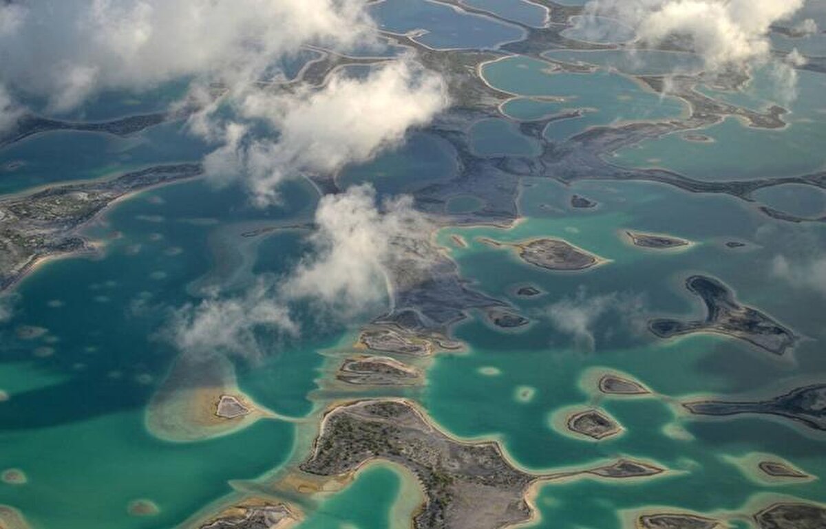 Kiribati: Kiribati Cumhuriyeti, Büyük Okyanus'un orta kesiminde, takımadalardan oluşan bir ada ülkesi. Başkenti Güney Tarava şehri... Ülkenin 33 atolü, ekvator civarındaki 3.5 milyon kilometrekare alana yayılmış. Ülke adı, ana takımadalara verilen İngilizce isim olan ‘Gilberts Adaları’ndan geliyor. Ülkenin doğu ucu tarih değiştirme çizgisine sınırdır.
