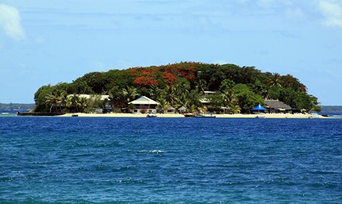 Vanuatu: Güney Pasifik Okyanusu’nun güneyinde bulunan Vanuatu 83 adası ile 250 bin nüfusu bünyesinde barındırıyor. Vanuatu adalarından bazılarında 'mavi delik' adı verilen, yeraltı kaynaklarının kireç taşını çözerek oluşturduğu su birikintileri bulunuyor. Şu ana kadar ülkede hiç vaka görülmemiş olsa da Vanuatu da salgından zarar görmekten kaçamayacak.