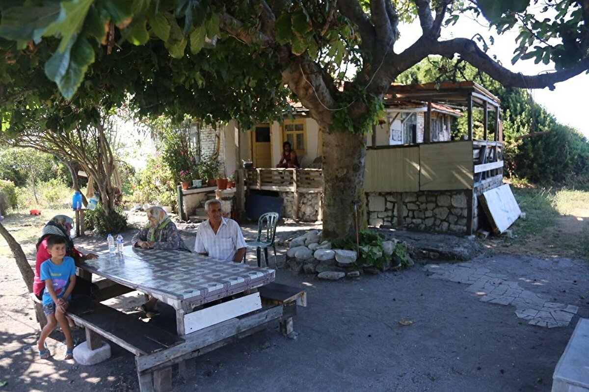 Adaya ulaşımı küçük sandalla sağlıyorlar
Koruma altında tutulan adada sadece uzun yıllar verdikleri hizmetten dolayı Işık ailesinin yaşamasına izin veriliyor. Defne ağaçlarının arasında bulunan tek katlı evde yaşayan aile, sabahın erken saatlerinde sandalla denize açılıp balık yakalıyor, gün içinde ise evlerinin önündeki bahçe ile ilgileniyor.