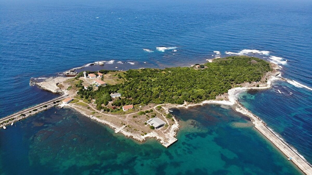 Uzun yıllar boyunca deniz fenerinden sorumlu memur olarak görev yapan babalarından devraldıkları adada yaşayan Işık ailesi, güzelliği ile kıskandıran adadan ayrılamıyor.
