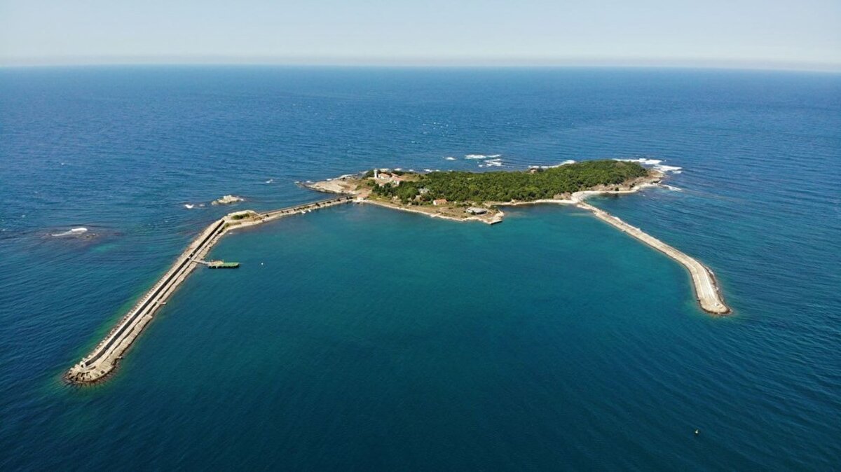 Kocaeli’nin Kandıra ilçesi açıklarında Karadeniz’in mavi sularının ortasında güzelliği ile büyüyen Kefken Adası’nda sadece bir ailenin yaşamasına izin veriliyor.

