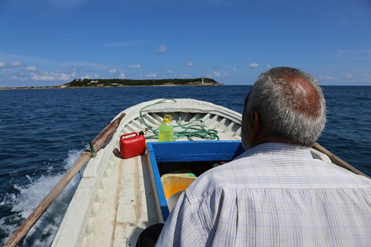 1 yaşından beri yaşadığı adada çok mutlu olduklarını ifade eden Mustafa Işık, “Babam fenerciydi. Onun görevinden dolayı biz de burada kaldık. O günden bu yana biz burada yaşıyoruz, ilk geldiğimizde ben 1 yaşındaydım. Balıkçılık yapıyorum, bahçemiz var. Yazın buradayız. Sezon kapandığında Cebeci’ye gidiyoruz, orada kalıyoruz. Balıkçılık yaptığım için dinç kalıyorum. 