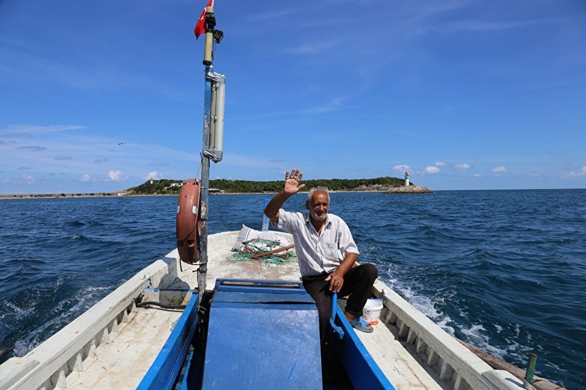 Babasının işi nedeni ile Mustafa Işık ve kardeşleri uzun yıllar boyunca adada yaşamak zorunda kaldı. Babaları emekli olduktan sonra Işık ailesi adayı terk etmedi.
