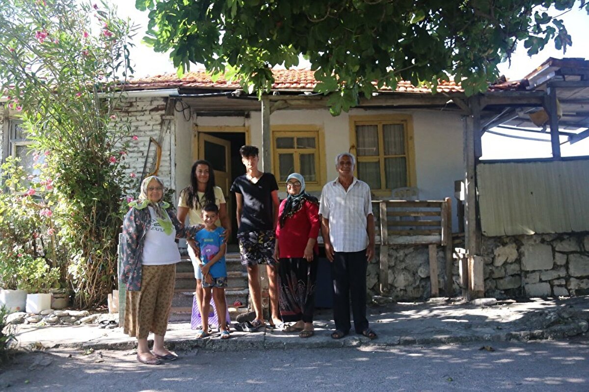 Aile, ihtiyaçlarını karşılamak için ise adaya en yakında bulunan Cebeci’ye ulaşımı küçük sandalıyla sağlıyor.

Kış aylarında bir süreliğine adadan ayrıldıklarını söyleyen Mustafa Işık, havaların ısınması ile soluğu adada aldıklarını ve tüm seneyi burada geçirdiklerini söyledi. Işık, adada kendilerinden başka hiç kimsenin olmaması sebebiyle korona virüsten hiçbir önlem almadan korunabildiklerini dile getirdi.