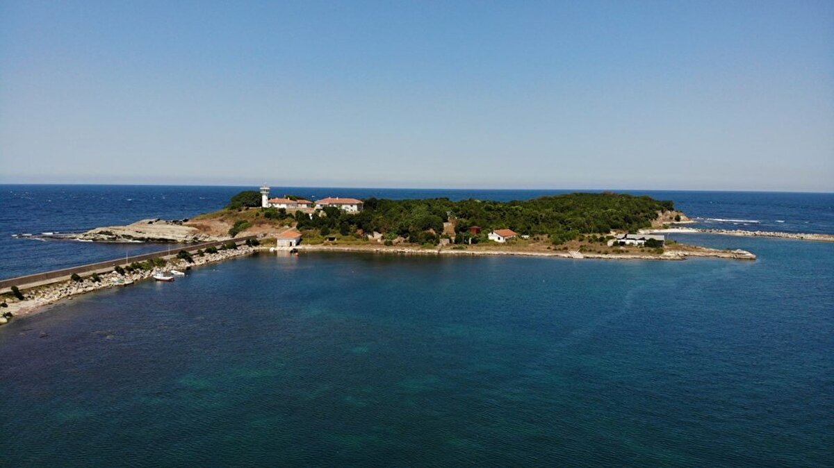 Benim yaşıtlarım yolda zor yürüyor. Ben genç durmamı ona borçluyum, herkes de öyle söylüyor. Burası dışarıya göre daha iyi. Mesela, yazın Cebeci’ye gittiğimizde çok sıcak, ama burası daha havadar. Virüs nedeniyle de burası daha güvenli” dedi.
