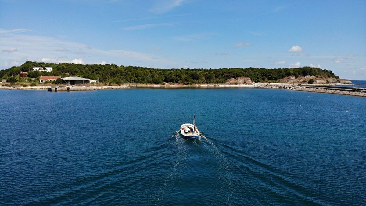 Adada kendilerini çok özgür hissettiklerini belirten Kalfa, “Babam buraya fener memuru olarak atandı. Biz de burada yaşamaya başladık. Babam emekli olduktan sonra biz buradan çıkamadık. Yıllardır biz burada yaşıyoruz. Devlette sağ olsun bizim burada yaşamamıza müsaade ediyor. Ben İzmit’te yaşıyorum. Fırsat buldukça geliyorum. Burası çok güzel. Buradan başka gidecek yer bulamıyoruz. Geçen geldiğimde her yer çok kalabalıktı. Onu görünce dedim ki biz dünyanın en şanslı insanlarıyız. Burası bir ada ama özgür bir ada. Özgürüz, hiç kimse karışmıyor. Böyle güzel bir yer burası. Burada her leyi unutuyoruz. Derdi, tasayı, virüsü, her şeyi unutuyoruz. Ayağımız hiç buradan kesilmiyor. Bazen üzülüyoruz, çöp atıyorlar. Çöpler adanın etrafında toplanıyor. Ondan şikayetçiyiz” diye konuştu.
