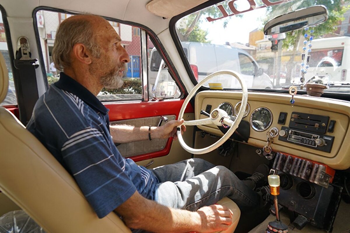 Daha sonra özenle bakımları yapılan 46 yaşındaki otomobil, rengi ve görselliği ile herkesin dikkatini çekmeye başladı.