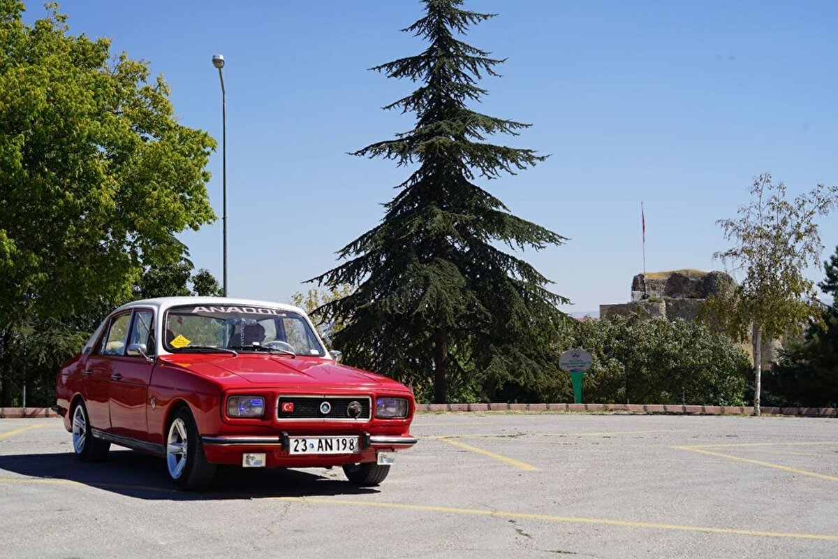 Otomobilin orijinal parçalarına dokunmadan 15 bin lira masraf eden Ateş, aracı yürür duruma getirdi.